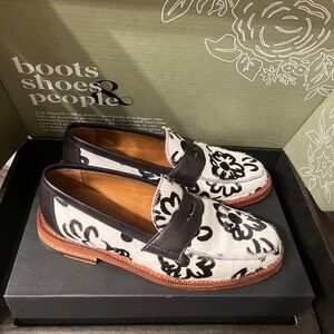 Worn once Taft Fitz loafer Cow skin Flower loafers. Size 42/9.0-9.5 men’s